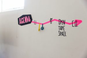 An die Wand geklebte Agenda